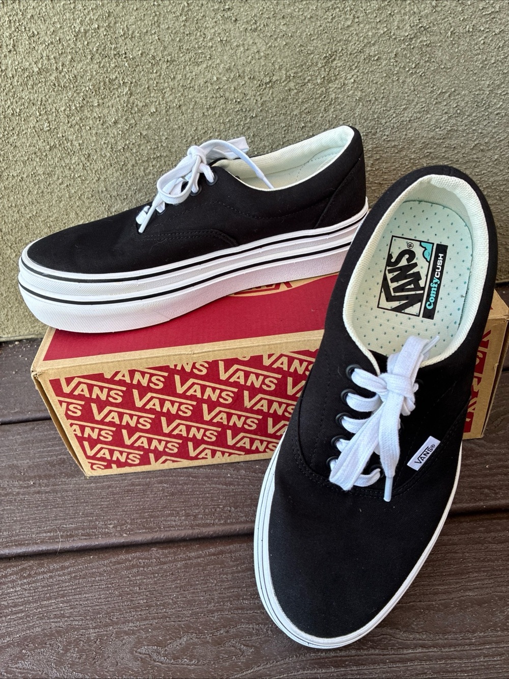 Vans Black /White Classic Sneaker skateboarder NWB 7.5 Men’s 9 Womens